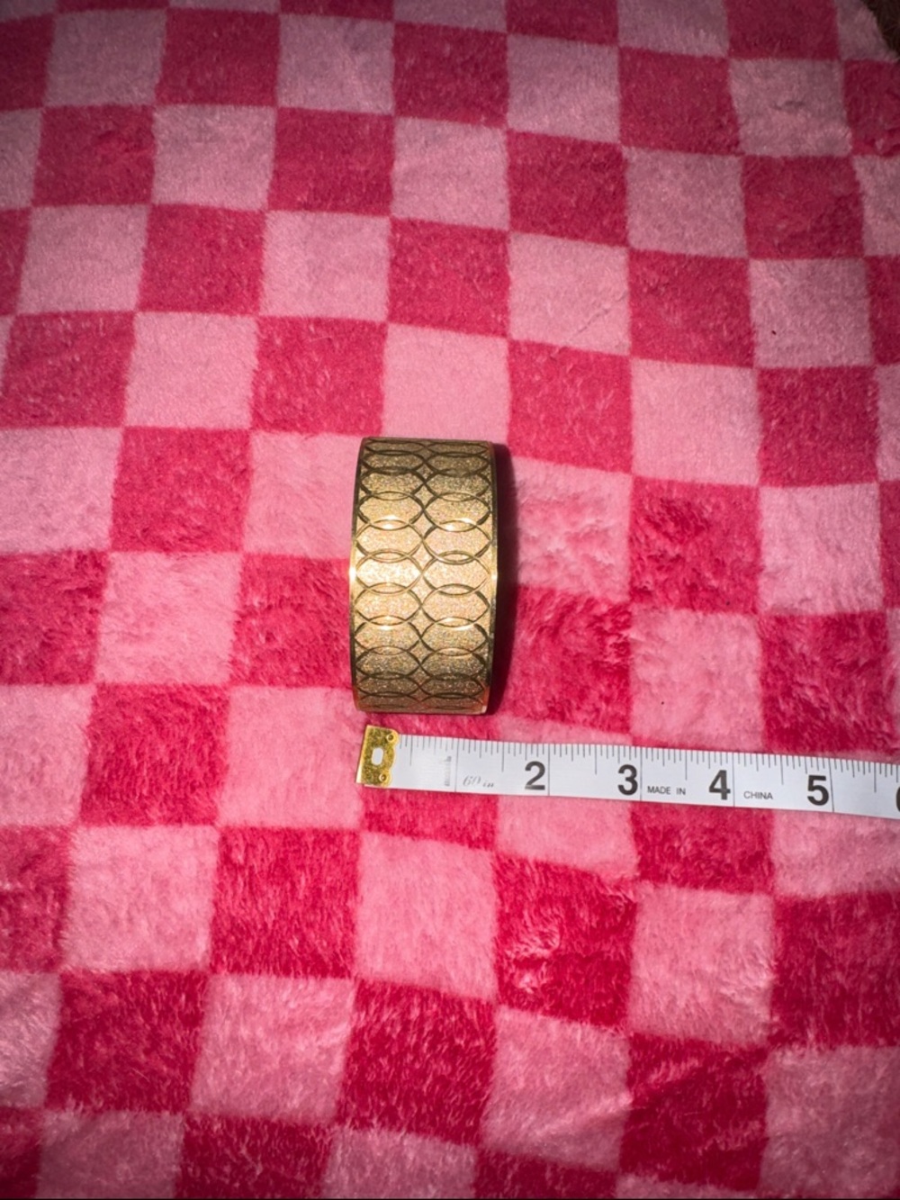 Vintage Gold-Tone Patterned Wide Bangle Bracelet - Elegant Women Jewelry - Picture 5 of 5